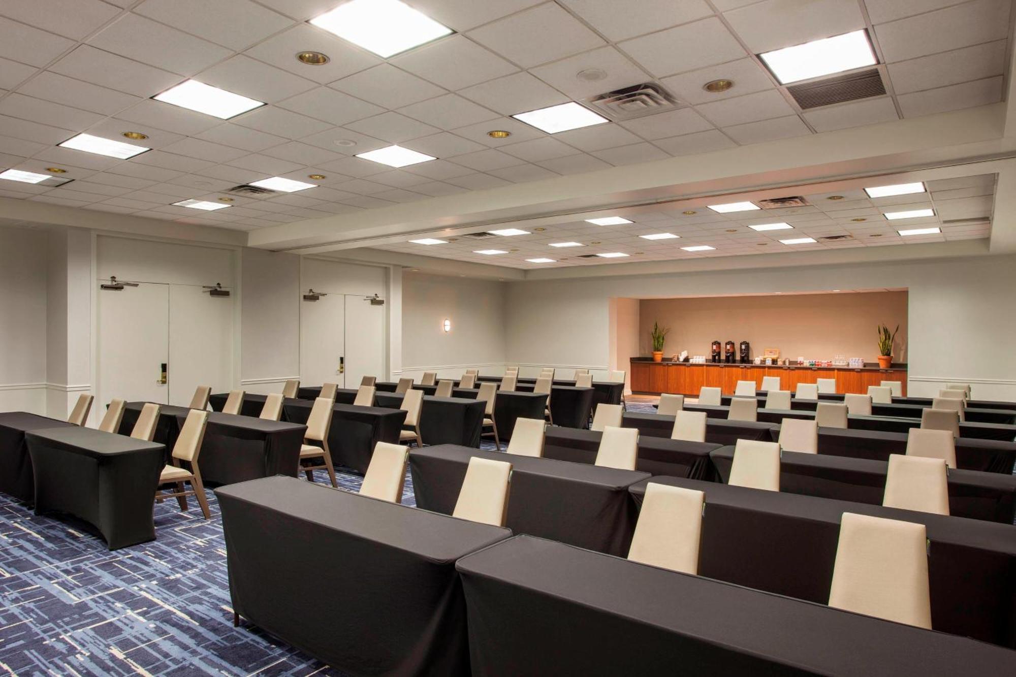 Sheraton Suites Philadelphia Airport Экстерьер фото